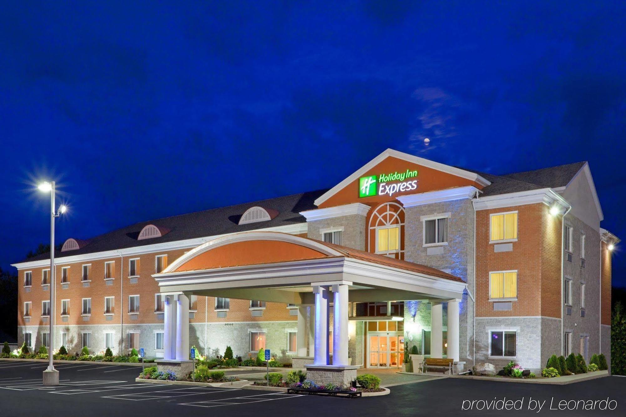 Holiday Inn Express Hotel & Suites 1000 Islands - Gananoque, An Ihg Hotel Exterior photo