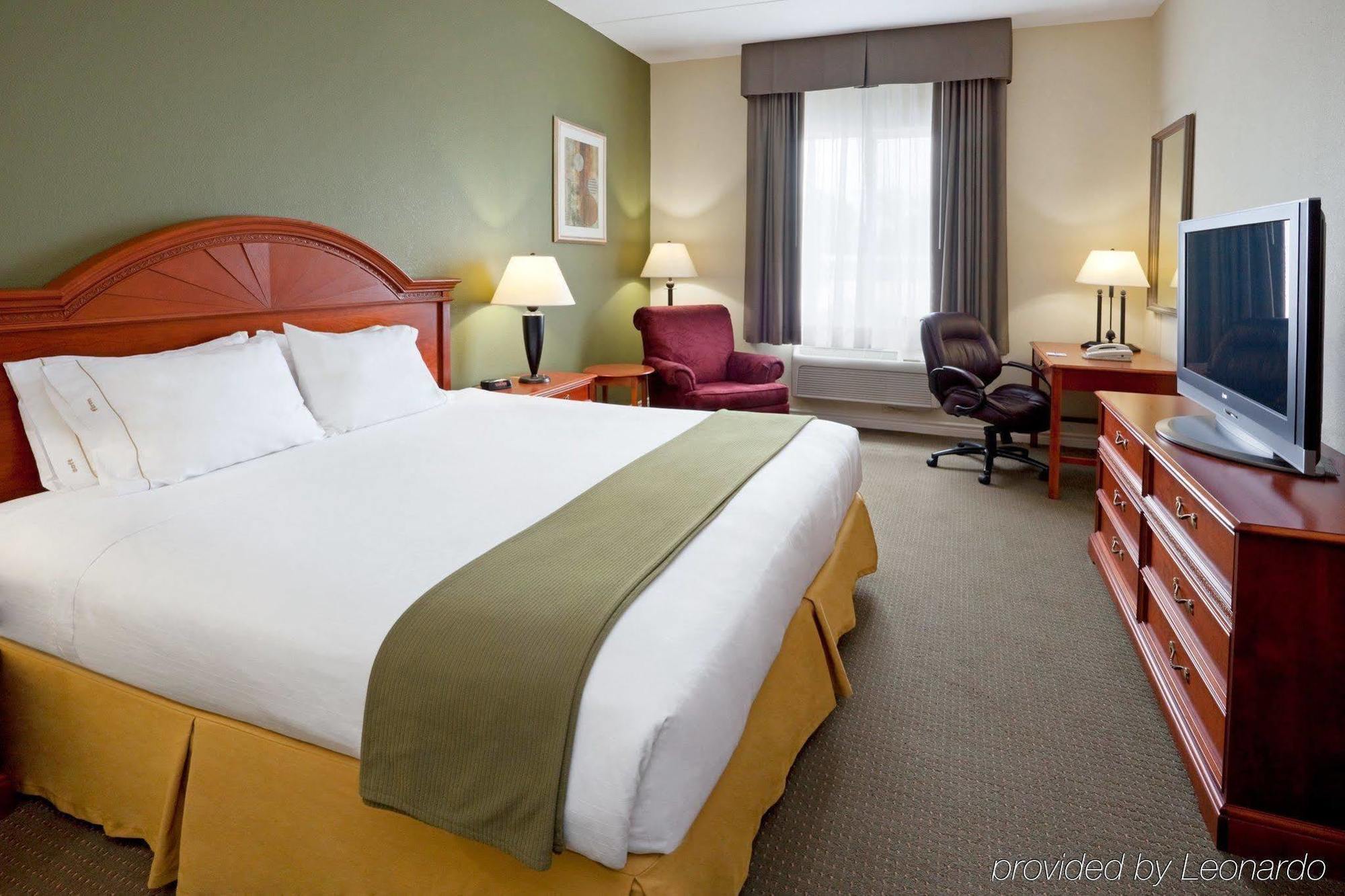 Holiday Inn Express Hotel & Suites 1000 Islands - Gananoque, An Ihg Hotel Exterior photo